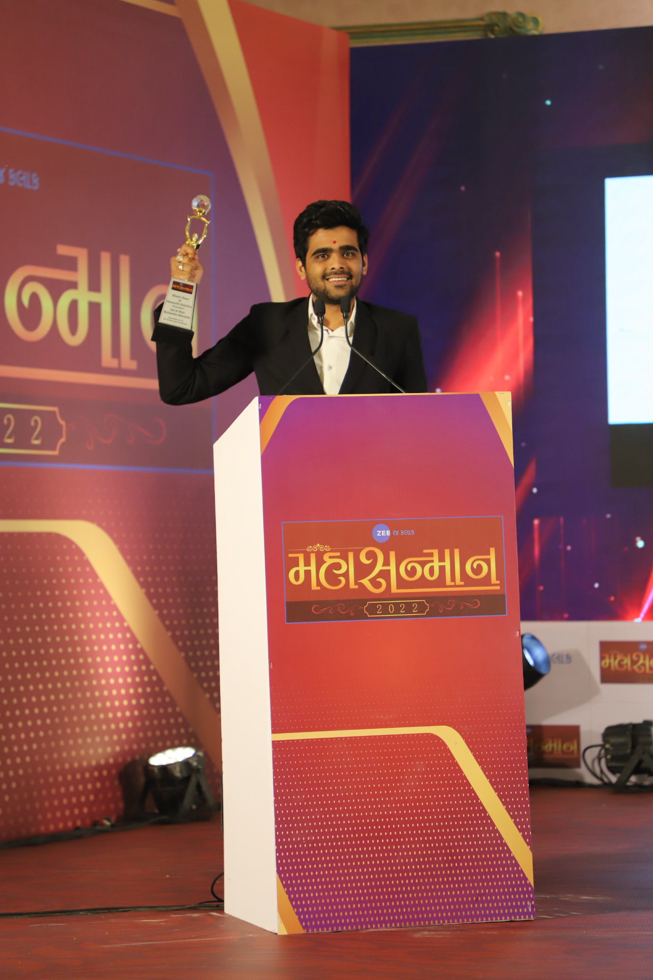 Bhavin Madhani receiving recognition at the Mahasanman 2022 awards ceremony